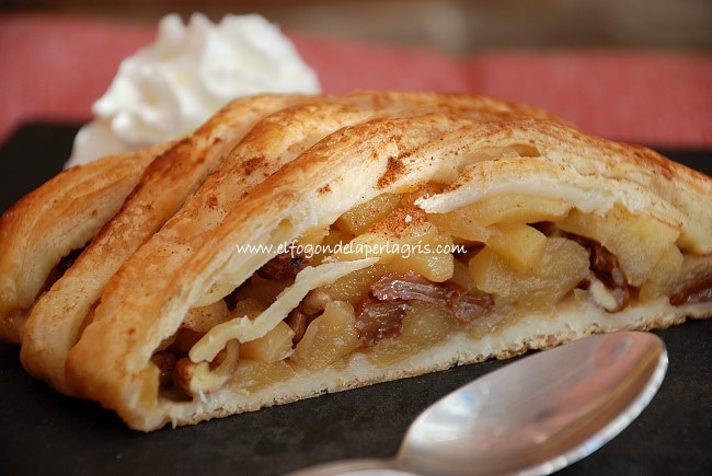 Trenza de hojaldre con manzanas, nueces y pasas
