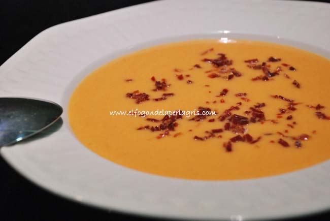 Crema de pimientos rojos con yogur y jamón