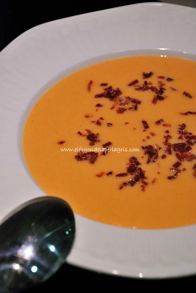Crema de pimientos rojos con yogur y jamón
