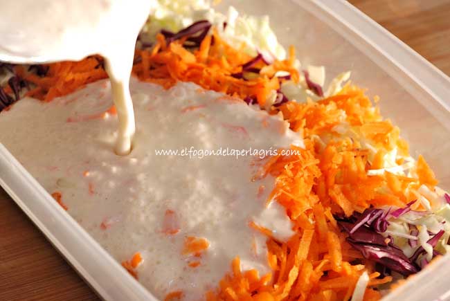 Añadir la salsa a la ensalada de col