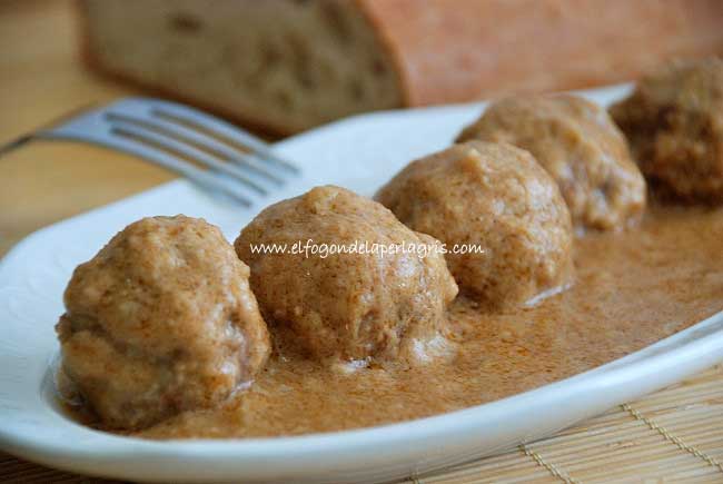 Albóndigas en salsa de almendras