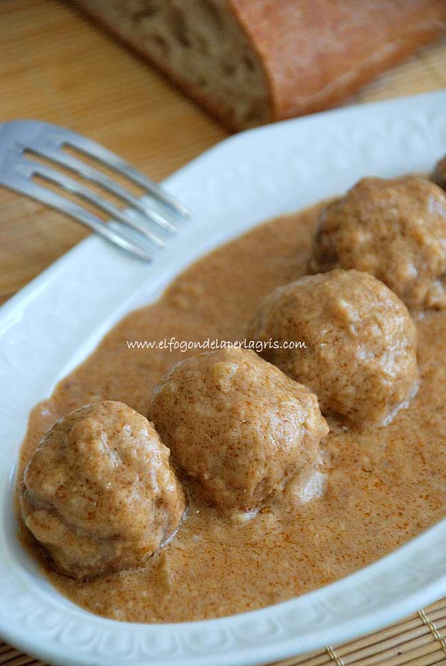 Albóndigas en salsa de almendras