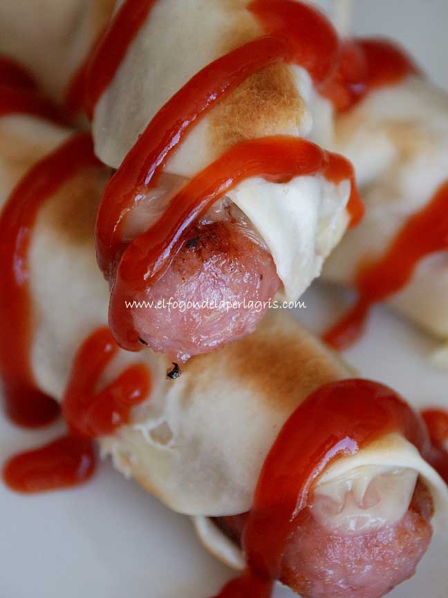 Salchichas envueltas masa empanadillas