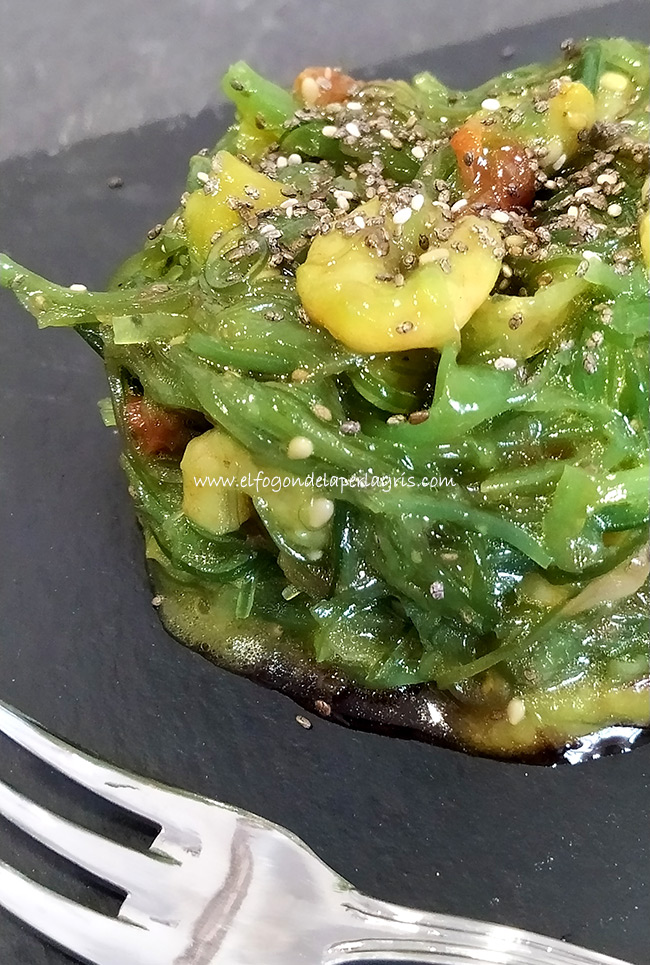 Ensalada de algas wakame con gambas, tomate seco y mango