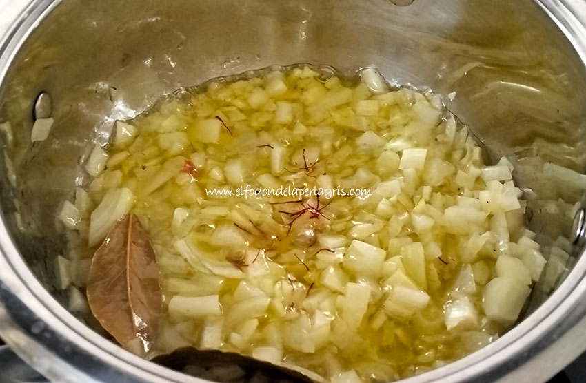 Añadir azafrán a las cebollas