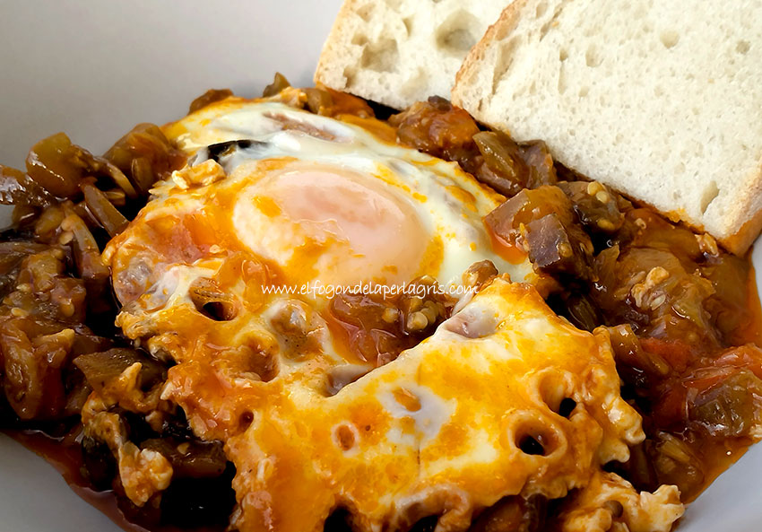 Berenjenas al ajillo con huevos