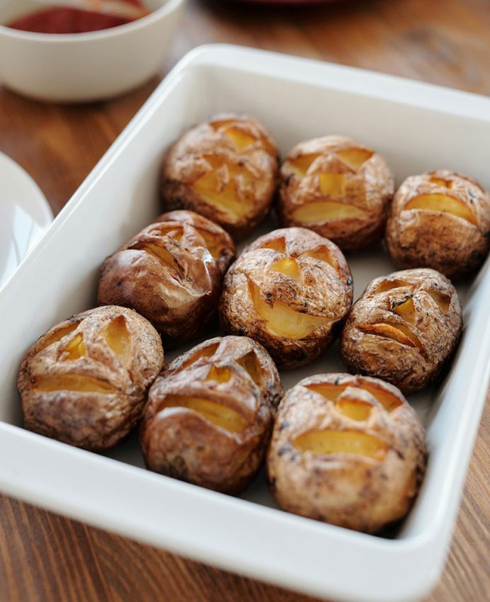 Patatas talladas con caras para Halloween