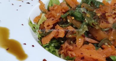 Ensalada de salmón y algas Wakame, un entrante fácil y delicioso