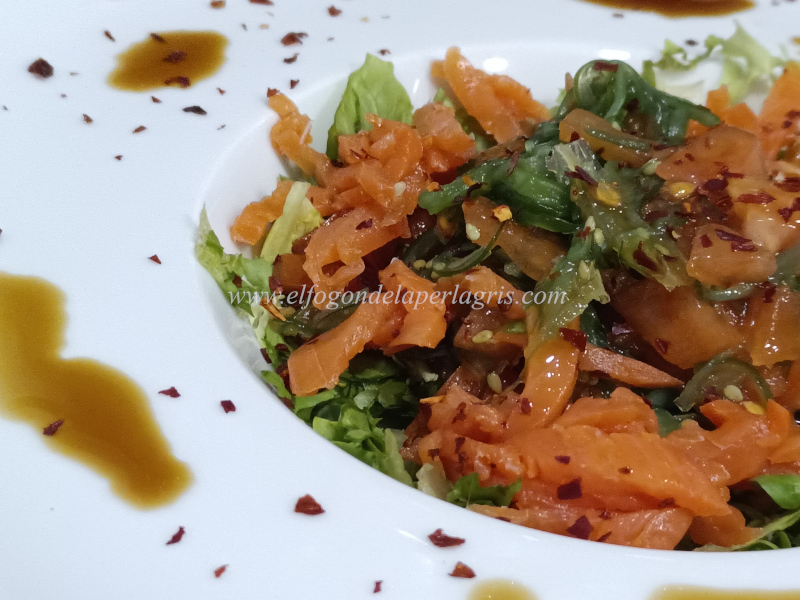 Ensalada de salmón y algas Wakame